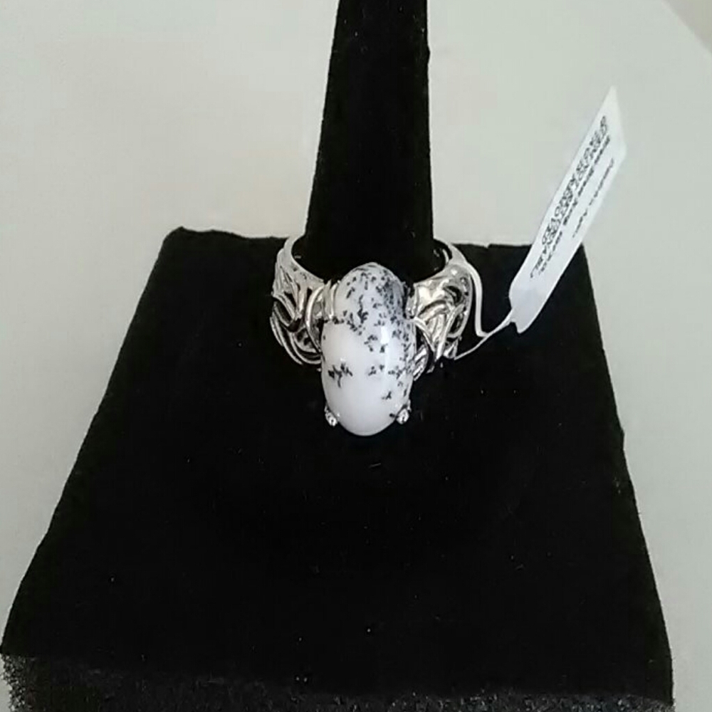 Beautiful Agate ring in Platinum
